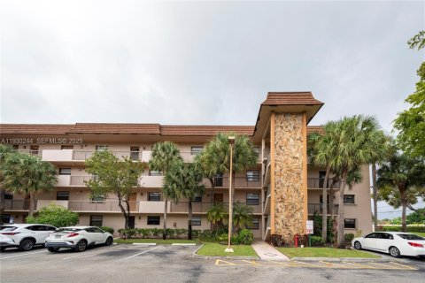 Condominio en venta en Tamarac, Florida, 2 dormitorios, 117.99 m2 № 1990248 - foto 1