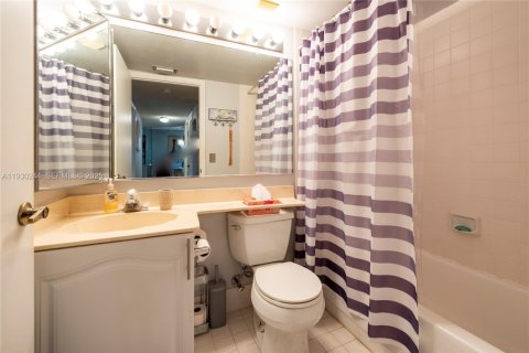 Condominio en venta en Tamarac, Florida, 2 dormitorios, 117.99 m2 № 1990248 - foto 13