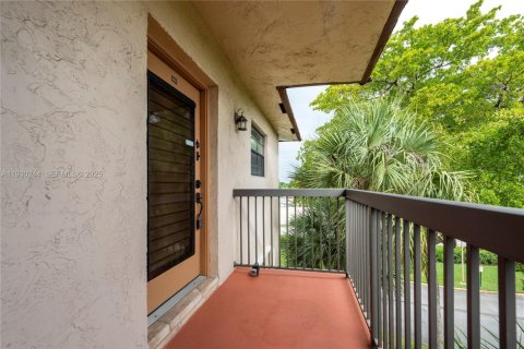 Condominio en venta en Tamarac, Florida, 2 dormitorios, 117.99 m2 № 1990248 - foto 2