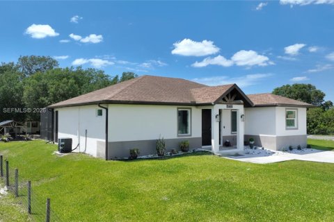 House in LaBelle, Florida 3 bedrooms № 2068978 - photo 2