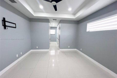 House in Cape Coral, Florida 4 bedrooms, 165.74 sq.m. № 1643835 - photo 17