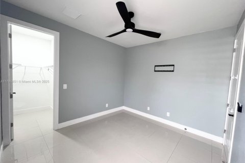 House in Cape Coral, Florida 4 bedrooms, 165.74 sq.m. № 1643835 - photo 6
