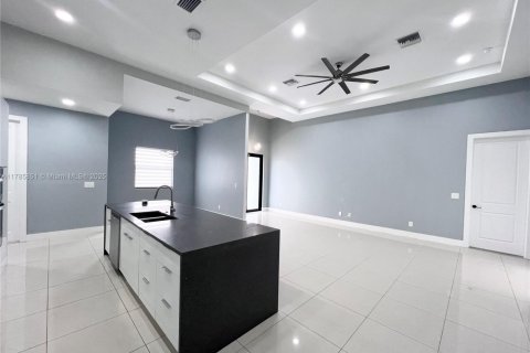 House in Cape Coral, Florida 4 bedrooms, 165.74 sq.m. № 1643835 - photo 15