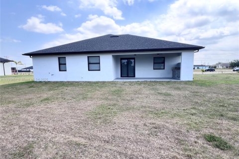 House in Cape Coral, Florida 4 bedrooms, 165.74 sq.m. № 1643835 - photo 11