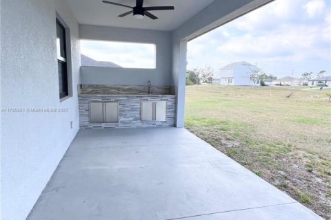 House in Cape Coral, Florida 4 bedrooms, 165.74 sq.m. № 1643835 - photo 9