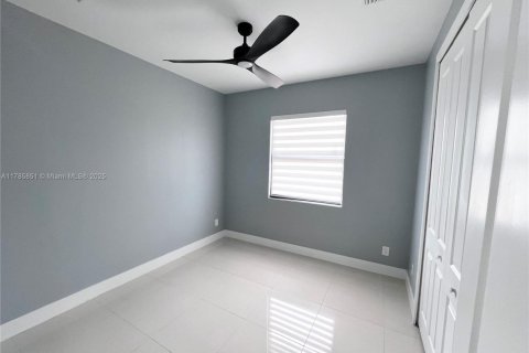 House in Cape Coral, Florida 4 bedrooms, 165.74 sq.m. № 1643835 - photo 3