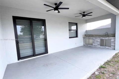 House in Cape Coral, Florida 4 bedrooms, 165.74 sq.m. № 1643835 - photo 10