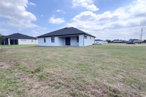 House in Cape Coral, Florida 4 bedrooms, 165.74 sq.m. № 1643835 - photo 12