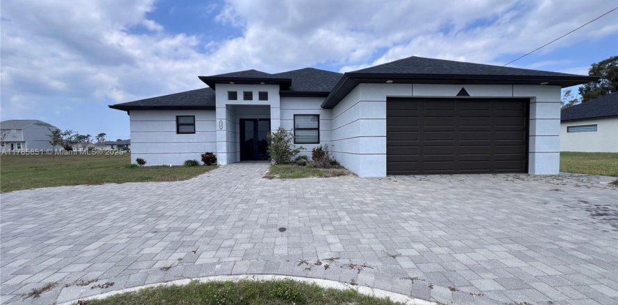 House in Cape Coral, Florida 4 bedrooms, 165.74 sq.m. № 1643835