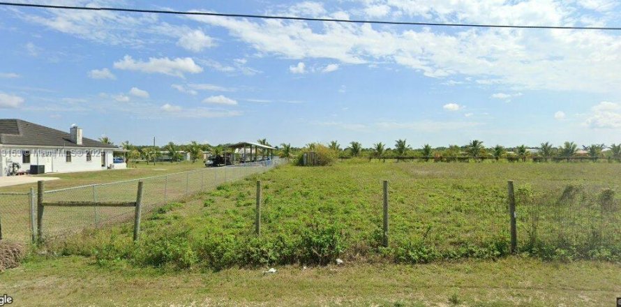 Commercial property in Homestead, Florida № 1694675