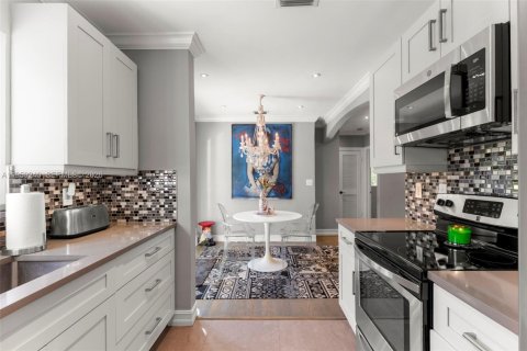 House in Miami Shores, Florida 2 bedrooms, 96.34 sq.m. № 2018095 - photo 9