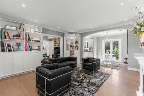 House in Miami Shores, Florida 2 bedrooms, 96.34 sq.m. № 2018095 - photo 5