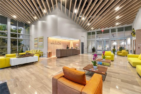 Condo in Miami, Florida, 2 bedrooms  № 2009671 - photo 3