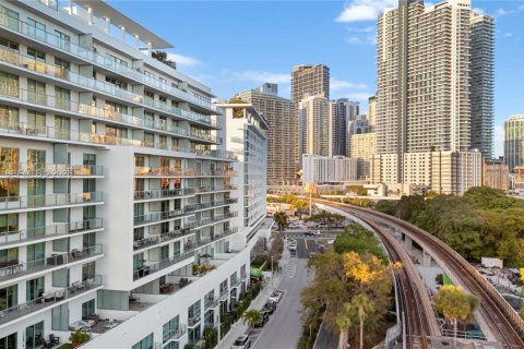 Condo in Miami, Florida, 2 bedrooms  № 2009671 - photo 2