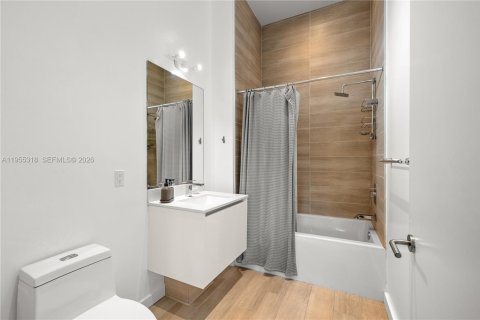 Condo in Miami, Florida, 2 bedrooms  № 2009671 - photo 16