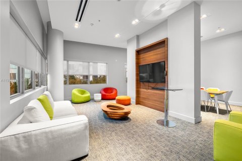 Condo in Miami, Florida, 2 bedrooms  № 2009671 - photo 25