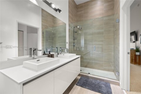 Condo in Miami, Florida, 2 bedrooms  № 2009671 - photo 22