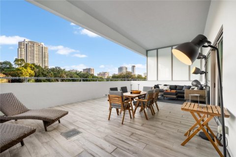 Condo in Miami, Florida, 2 bedrooms  № 2009671 - photo 6