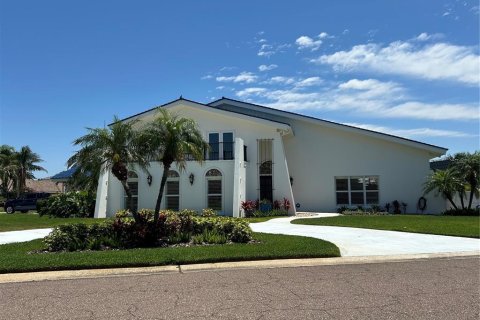 House in Saint Petersburg, Florida 4 bedrooms, 328.69 sq.m. № 1609023 - photo 2
