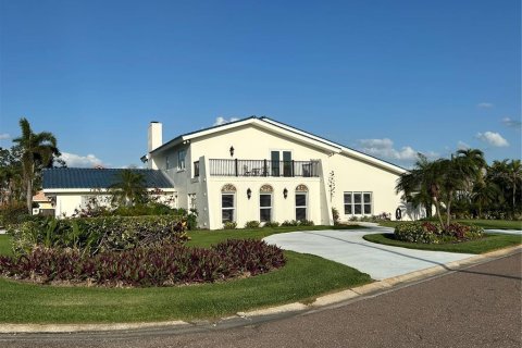 House in Saint Petersburg, Florida 4 bedrooms, 328.69 sq.m. № 1609023 - photo 1