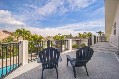 House in Saint Petersburg, Florida 4 bedrooms, 328.69 sq.m. № 1609023 - photo 13