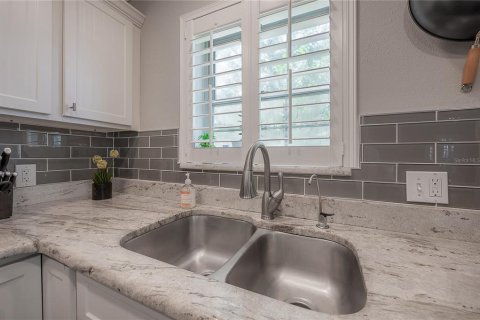 House in Tampa, Florida 3 bedrooms, 136.19 sq.m. № 1835099 - photo 9