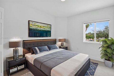 House in Doral, Florida 5 bedrooms, 238.67 sq.m. № 2016653 - photo 5