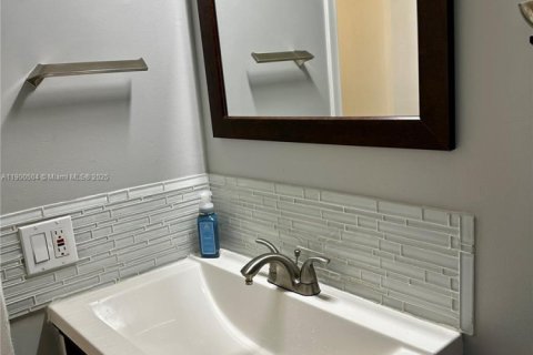 Condominio en alquiler en Oakland Park, Florida, 1 dormitorio, 72 m2 № 1953687 - foto 12