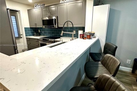 Condominio en alquiler en Oakland Park, Florida, 1 dormitorio, 72 m2 № 1953687 - foto 1