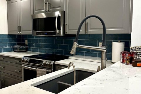 Condominio en alquiler en Oakland Park, Florida, 1 dormitorio, 72 m2 № 1953687 - foto 3
