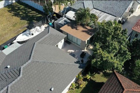 Casa en venta en Miami, Florida, 3 dormitorios, 124.3 m2 № 2028035 - foto 5