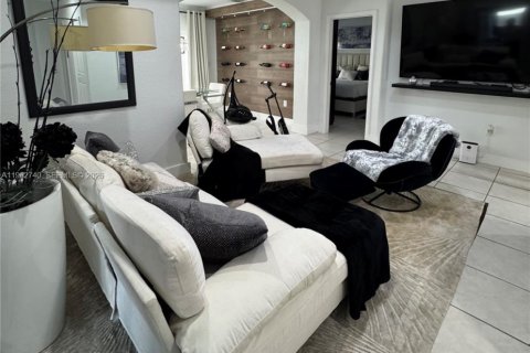 Casa en venta en Miami, Florida, 3 dormitorios, 124.3 m2 № 2028035 - foto 14