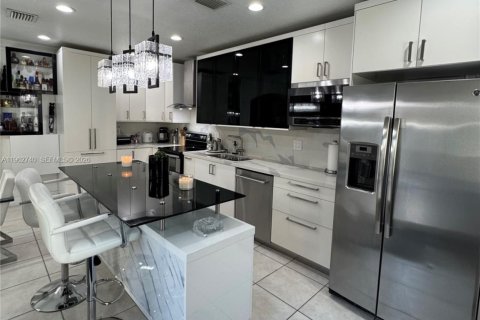 Casa en venta en Miami, Florida, 3 dormitorios, 124.3 m2 № 2028035 - foto 30