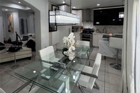 Casa en venta en Miami, Florida, 3 dormitorios, 124.3 m2 № 2028035 - foto 24