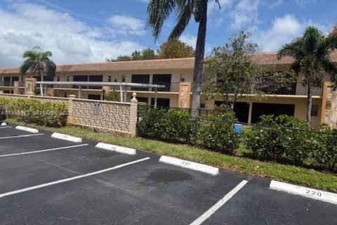 Купить кондоминиум в Халландейл-Бич, Флорида 1 спальня, 60.01м2, № 2056255 - фото 2