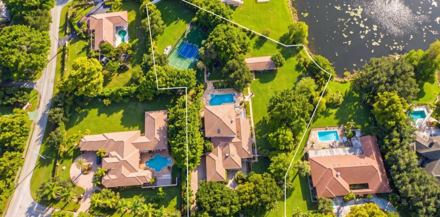 House in Coral Springs, Florida 8 bedrooms, 800.17 sq.m. № 2261688