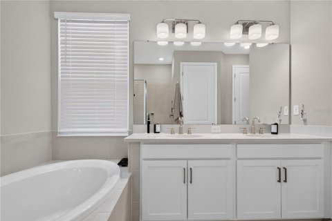 House in Sarasota, Florida 4 bedrooms, 247.49 sq.m. № 2324051 - photo 24
