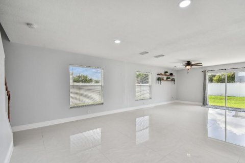 Villa ou maison à vendre à Land O' Lakes, Floride: 4 chambres, 190.91 m2 № 1910551 - photo 5