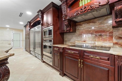 House in Miami, Florida 6 bedrooms, 596.71 sq.m. № 1848752 - photo 23