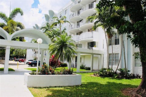 Copropriété à louer à Miami, Floride: 2 chambres, 96.25 m2 № 1661228 - photo 12