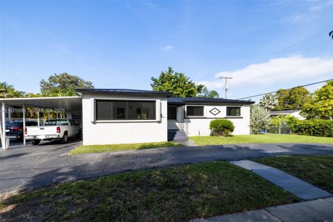 House in Miami, Florida 4 bedrooms, 256.87 sq.m. № 2041037