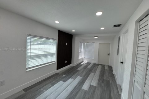 House in Miami, Florida 3 bedrooms, 60.76 sq.m. № 1887258 - photo 13