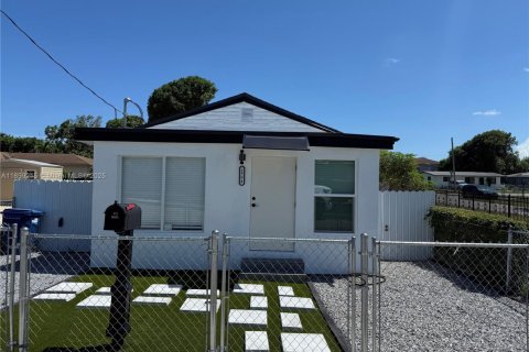 House in Miami, Florida 3 bedrooms, 60.76 sq.m. № 1887258 - photo 2