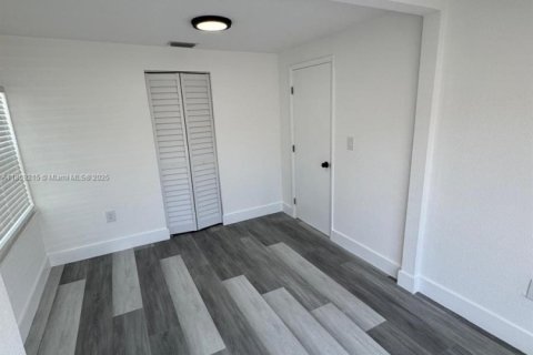 House in Miami, Florida 3 bedrooms, 60.76 sq.m. № 1887258 - photo 16