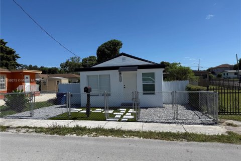 House in Miami, Florida 3 bedrooms, 60.76 sq.m. № 1887258 - photo 1
