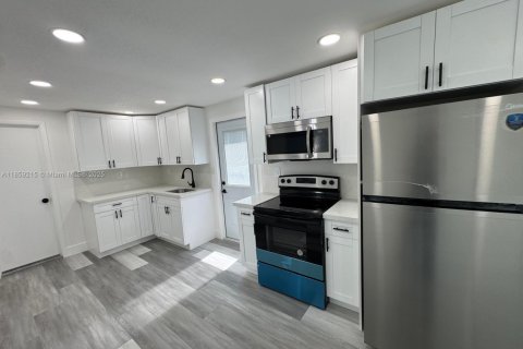House in Miami, Florida 3 bedrooms, 60.76 sq.m. № 1887258 - photo 15