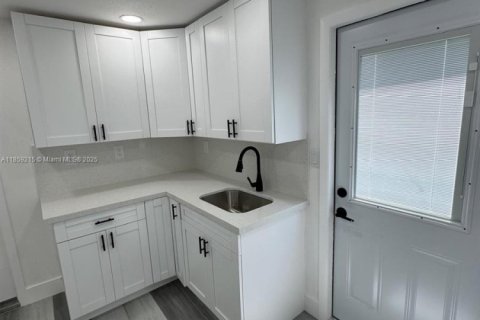 House in Miami, Florida 3 bedrooms, 60.76 sq.m. № 1887258 - photo 9