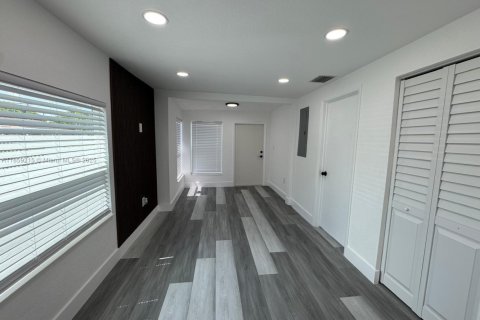 House in Miami, Florida 3 bedrooms, 60.76 sq.m. № 1887258 - photo 14