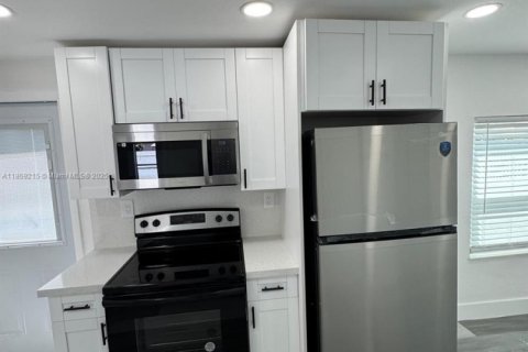 House in Miami, Florida 3 bedrooms, 60.76 sq.m. № 1887258 - photo 8
