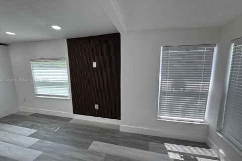 House in Miami, Florida 3 bedrooms, 60.76 sq.m. № 1887258 - photo 6